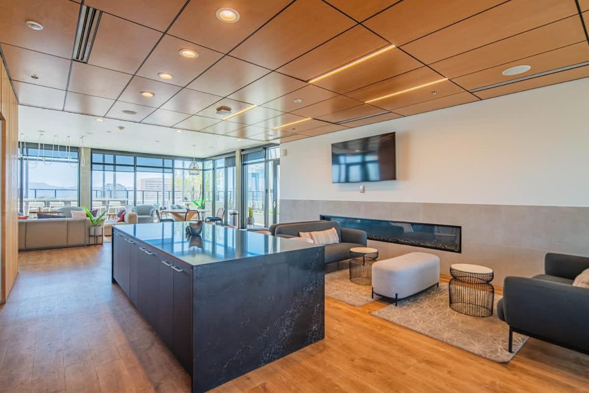 Detailed 2Bd, Highrise Dt, Pool, Gym, Parking, Sleeps 8 Apartment Phoenix Bagian luar foto