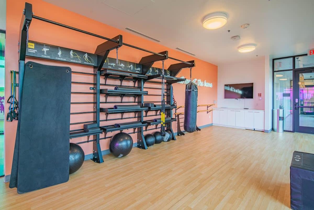 Detailed 2Bd, Highrise Dt, Pool, Gym, Parking, Sleeps 8 Apartment Phoenix Bagian luar foto