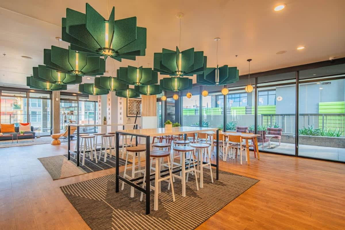 Detailed 2Bd, Highrise Dt, Pool, Gym, Parking, Sleeps 8 Apartment Phoenix Bagian luar foto