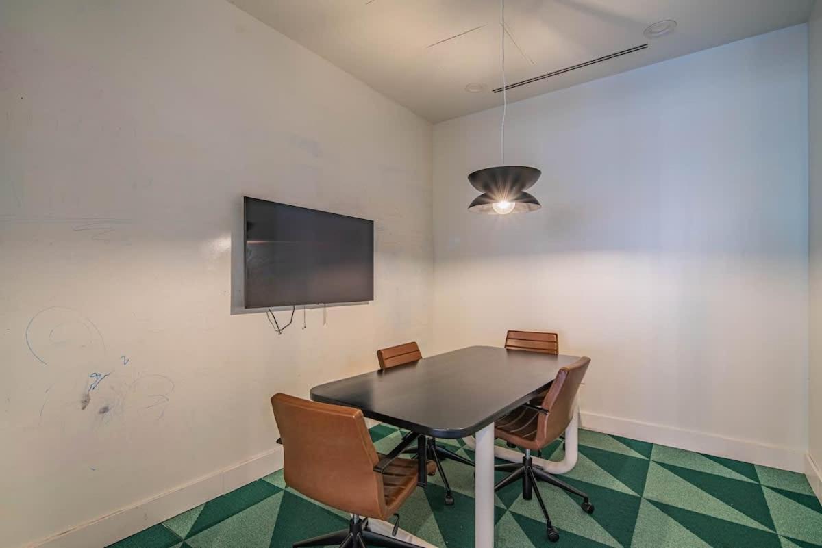 Detailed 2Bd, Highrise Dt, Pool, Gym, Parking, Sleeps 8 Apartment Phoenix Bagian luar foto